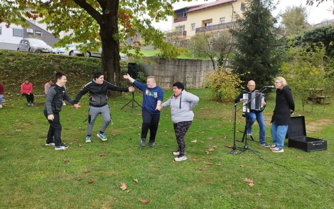 Pevsko in plesno v začetek drugačnih pravljic